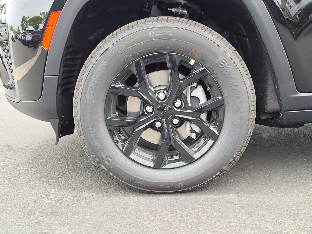 New 2026 Diamond Black Crystal Pearl-Coat Exterior Paint Jeep Altitude image 9