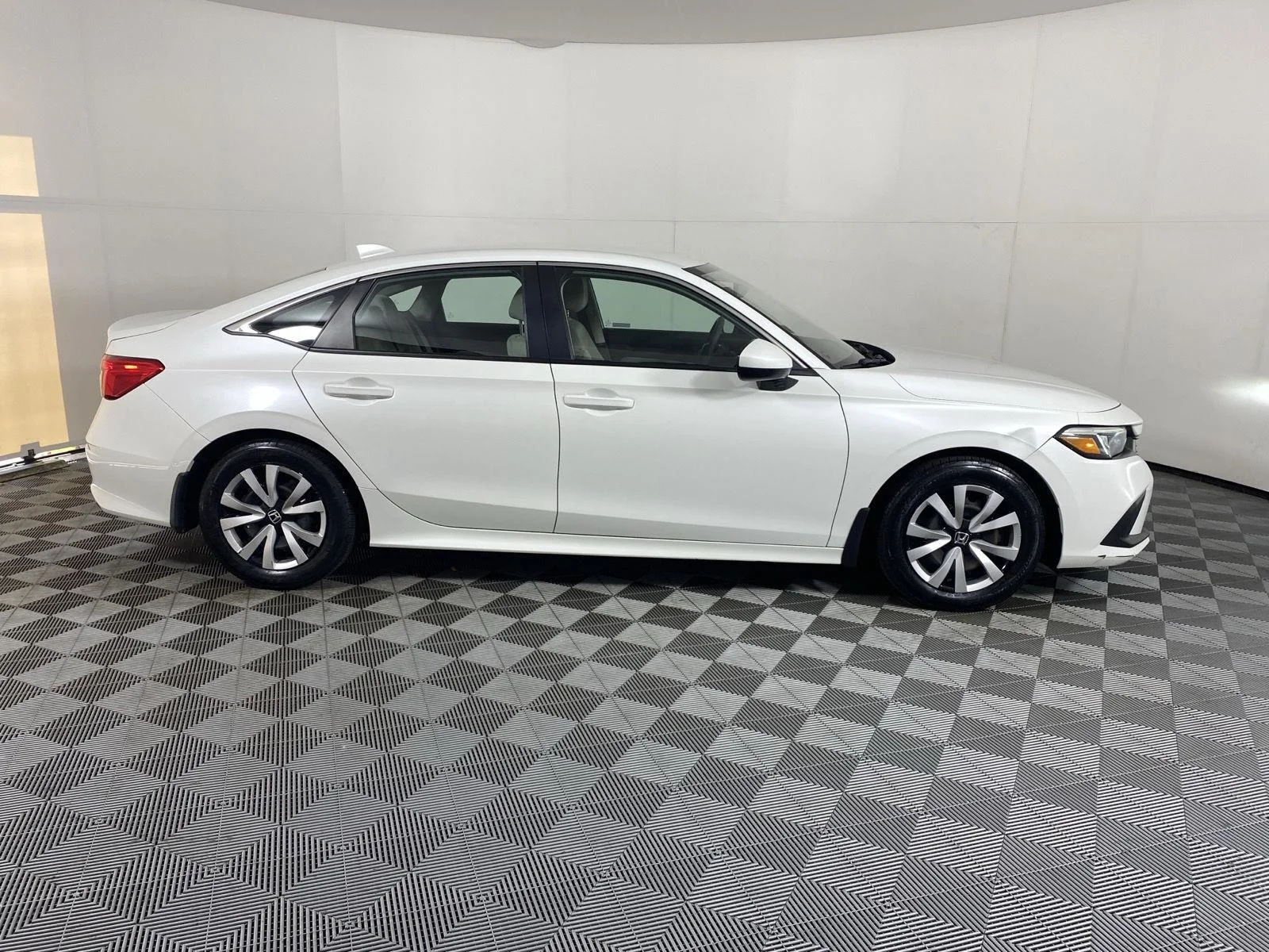 Used 2023 Platinum White Pearl Honda LX image 9