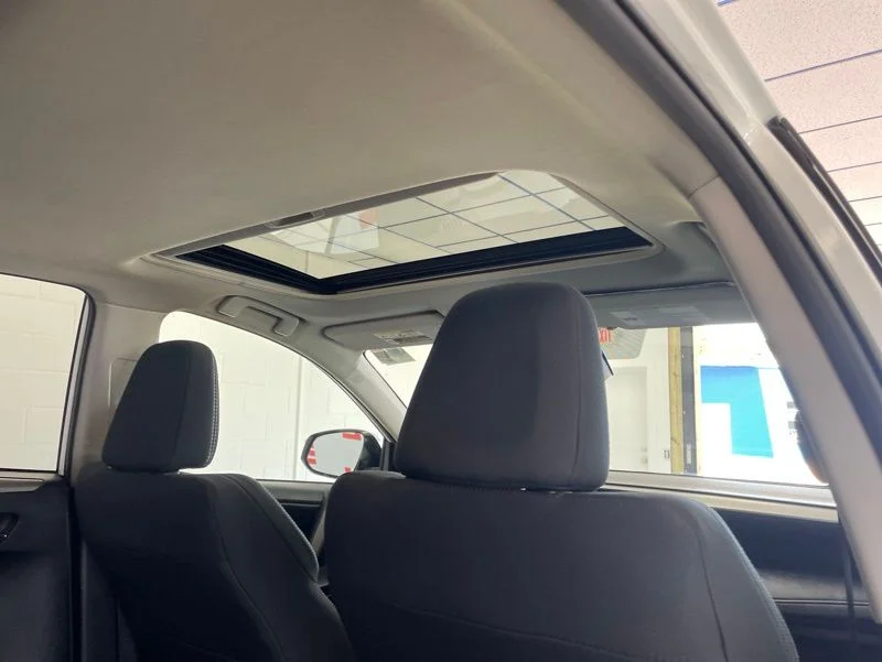 Used 2018 White Toyota XLE image 13