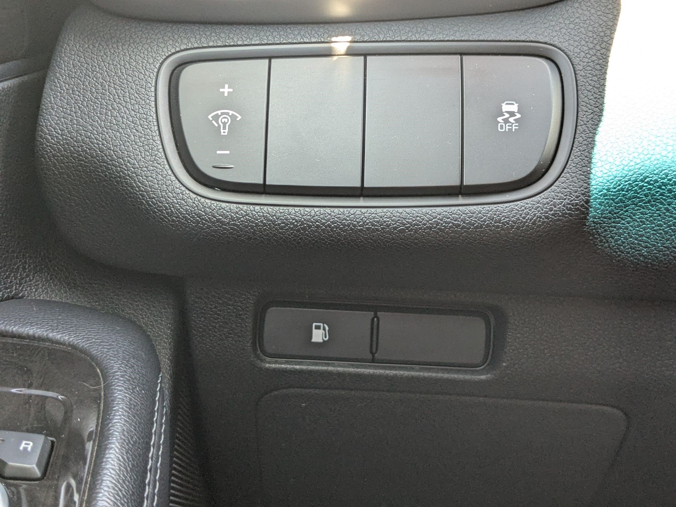 Used 2018 Snow White Pearl Kia LX image 19