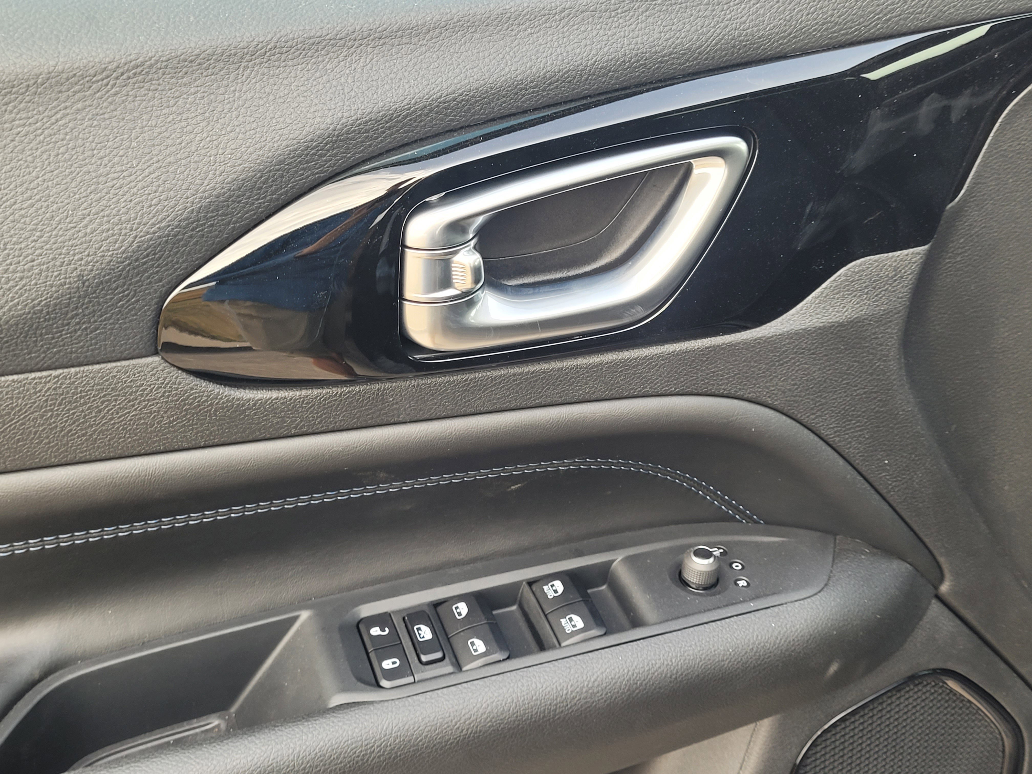 New 2026 Diamond Black Crystal Pearlcoat Jeep Latitude image 9