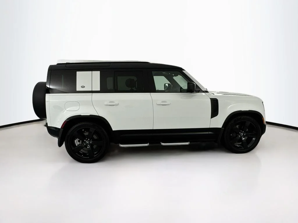 Used 2024 White Land Rover X-Dynamic SE image 4