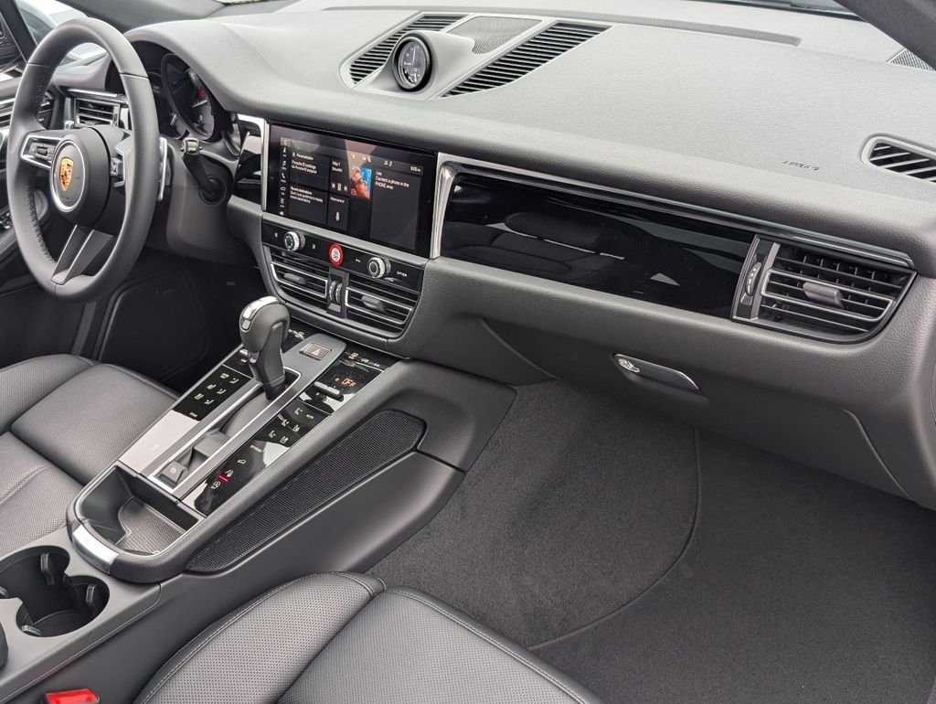 2026 Porsche Macan T - Photo 13