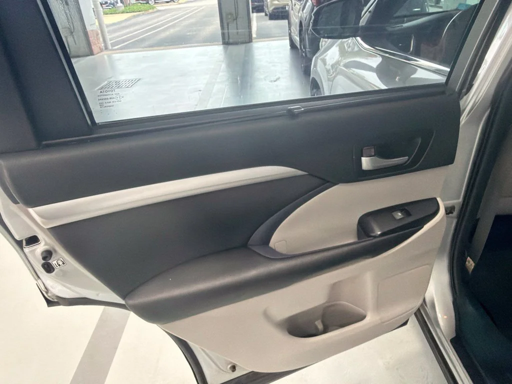 Used 2019 Silver Toyota XLE image 14