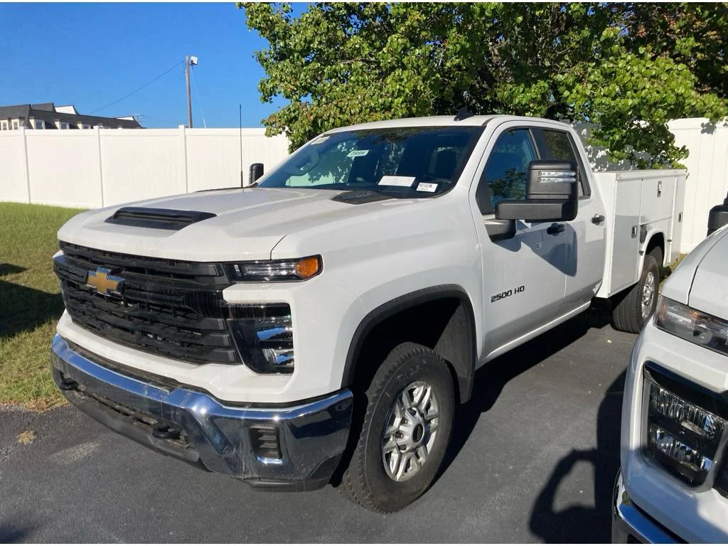 New 2025 Summit White Chevrolet WT image 2