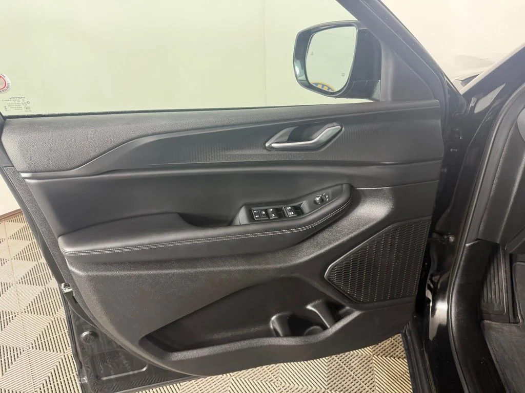 Used 2025 Diamond Black Jeep Altitude image 17