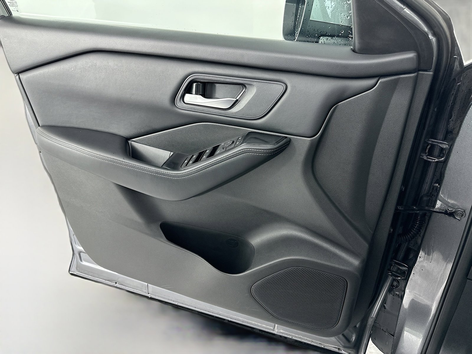 2024 Nissan Rogue SV - Photo 23