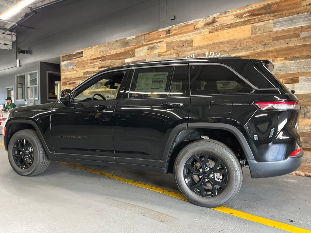 New 2026 Diamond Black Crystal Pearl-Coat Exterior Paint Jeep Altitude image 16