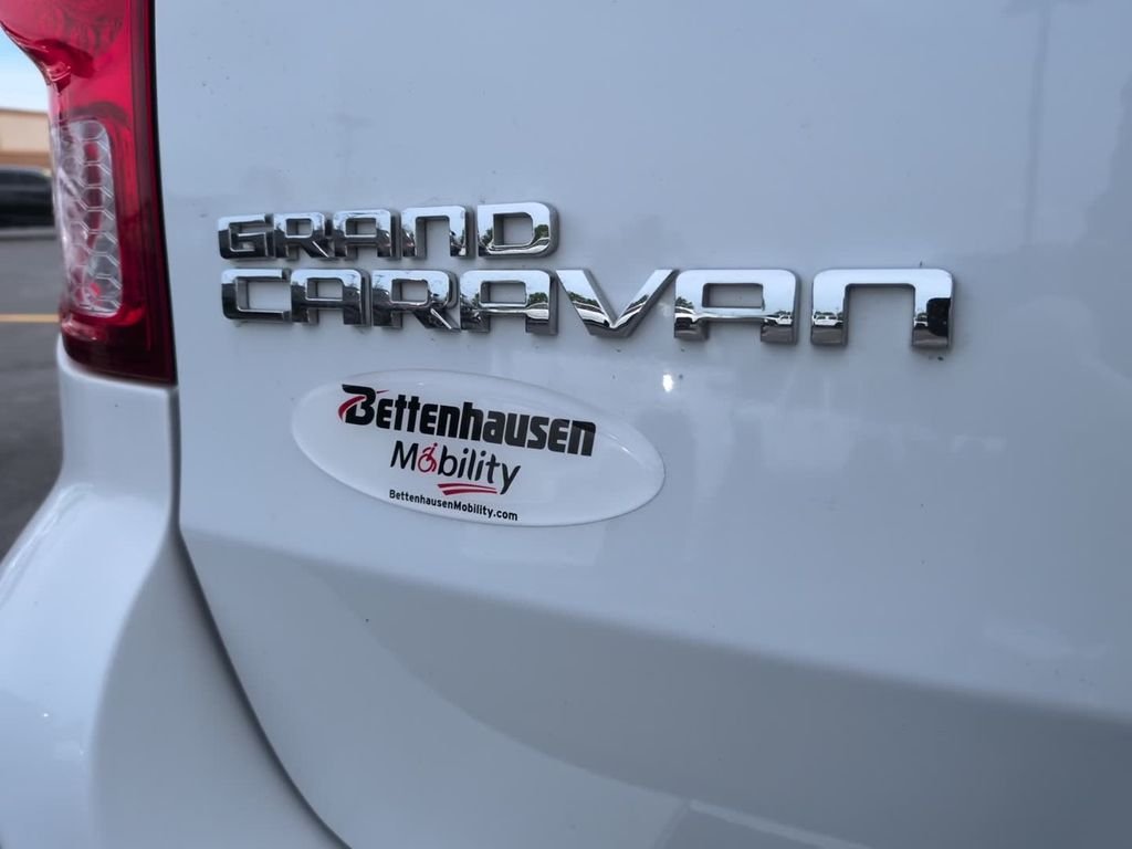 Used 2018 White Dodge SXT image 6