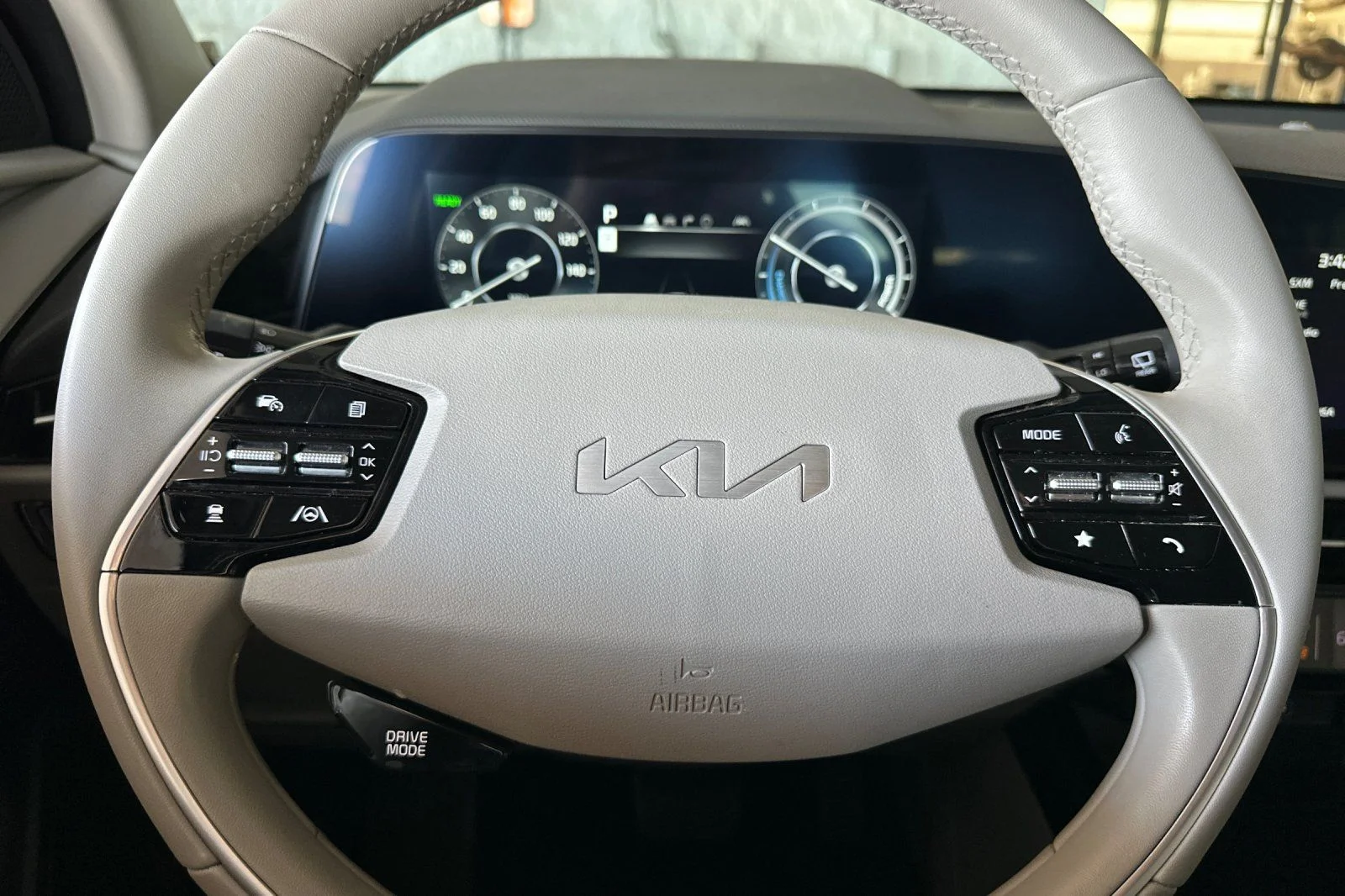 Used 2023 Steel Gray Kia Wind image 21