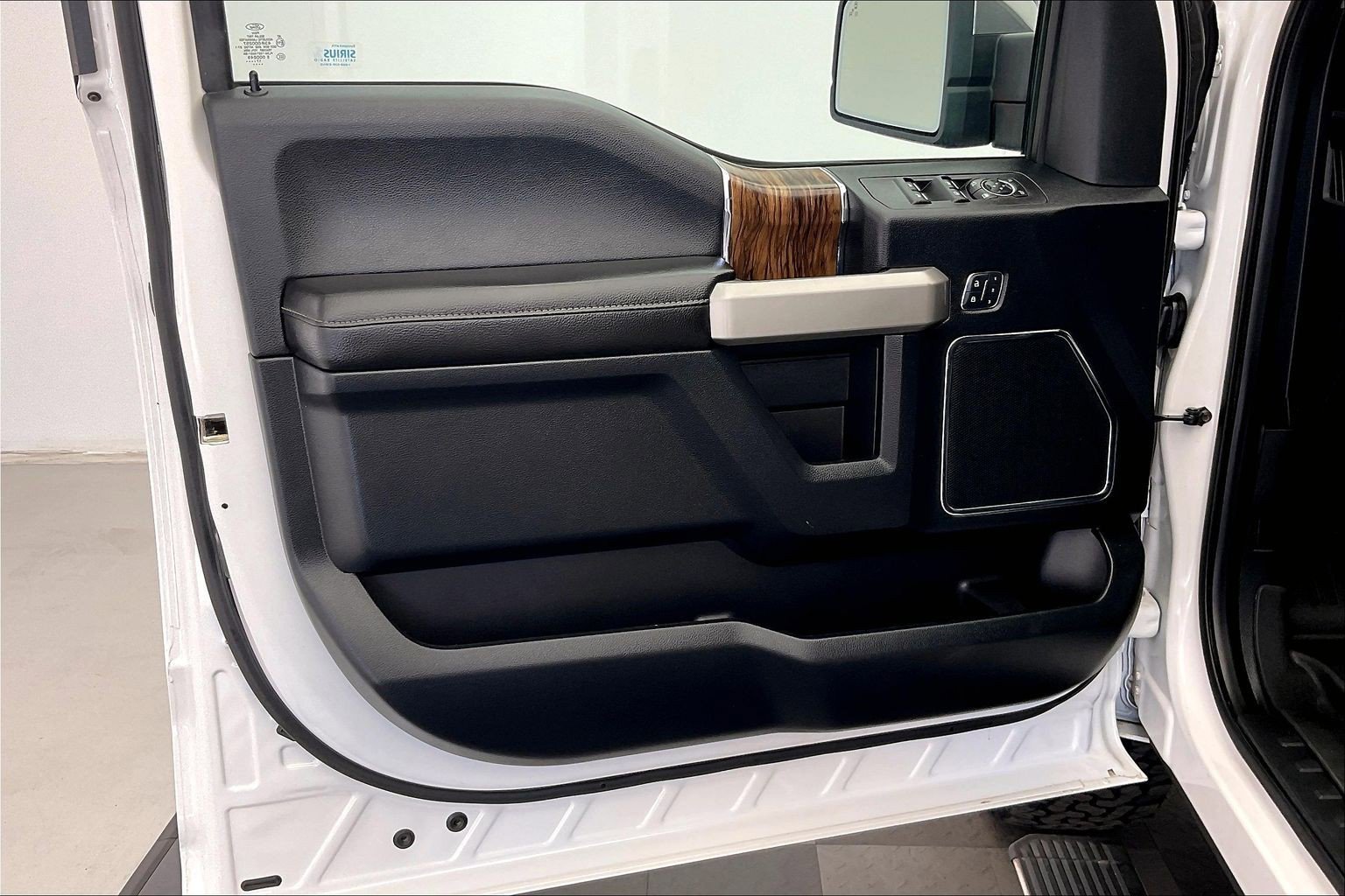 Used 2018 White Platinum Metallic Tri-Coat Ford LARIAT image 21