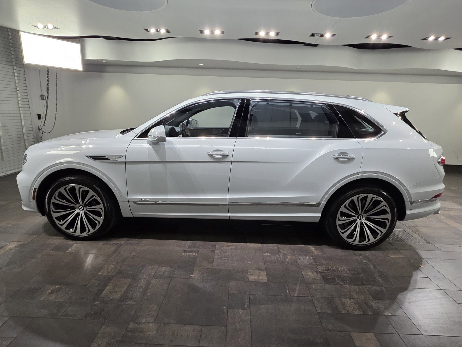 2024 Bentley Bentayga EWB Azure photo 3