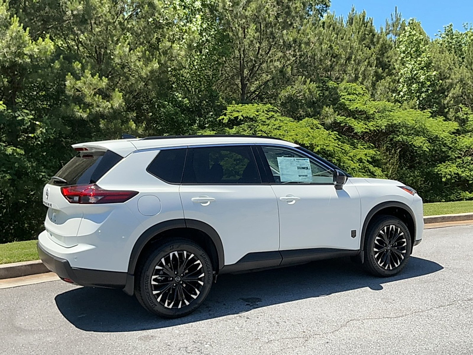 New 2026 Everest White Pearl Tricoat Nissan Dark Armor image 2