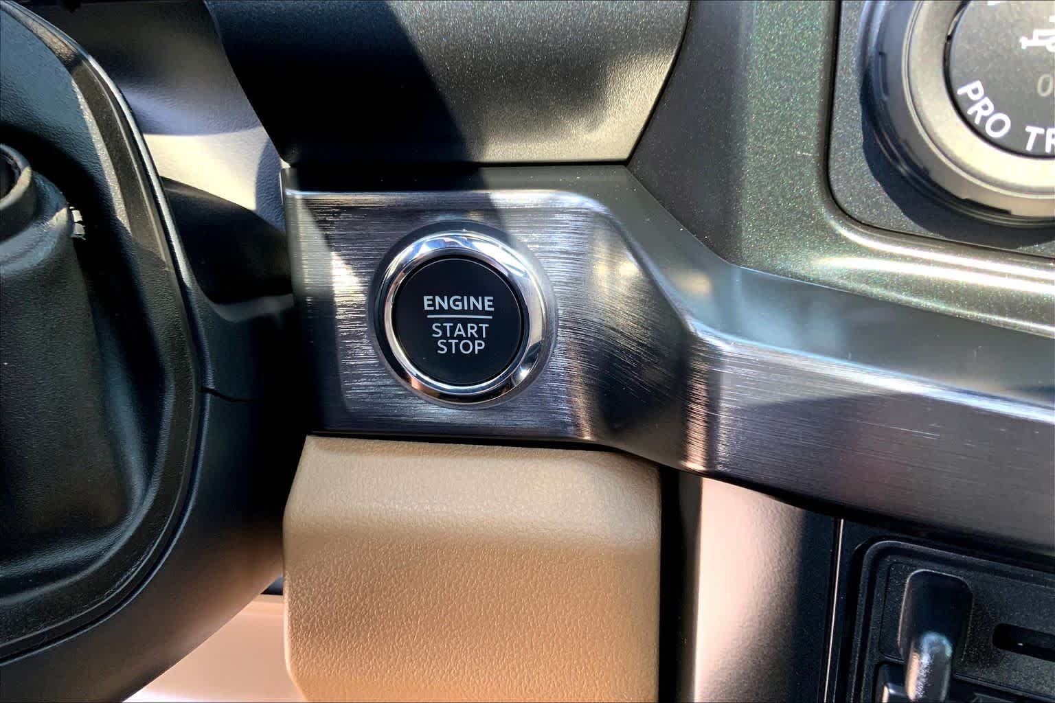Used 2023 Agate Black Metallic Ford LARIAT image 32