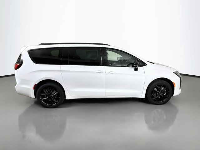 New 2027 Bright White Clear-Coat Paint Chrysler Limited image 8