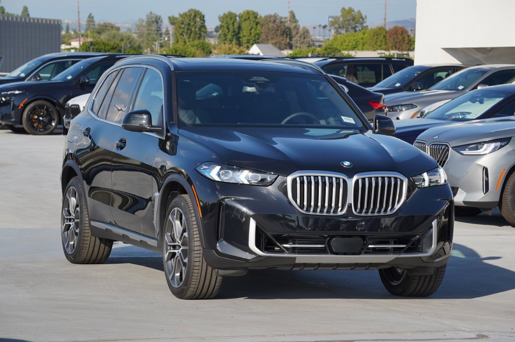 Used 2026 Black Sapphire Metallic BMW sDrive40i image 3