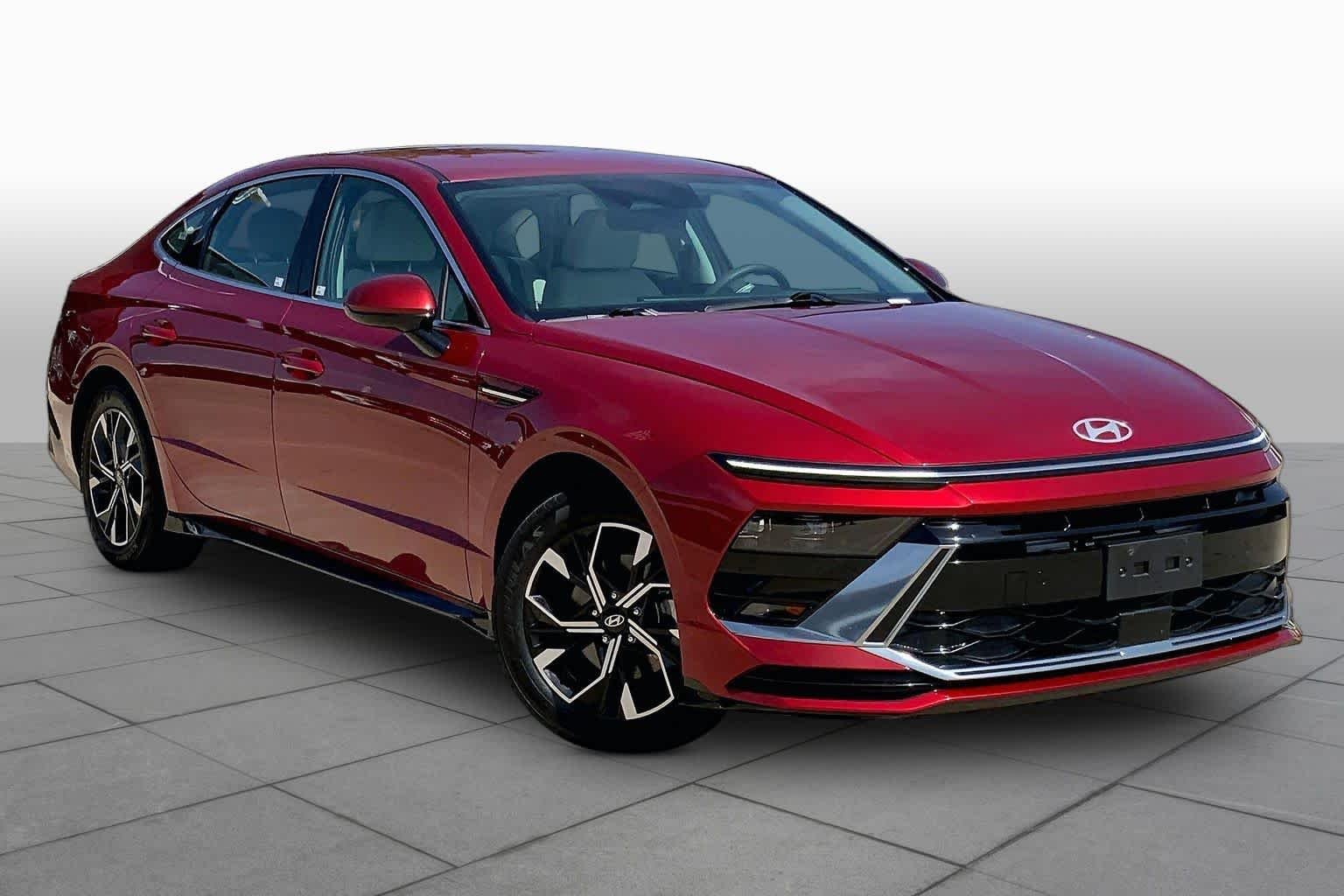 Used 2025 Ultimate red Hyundai SEL image 3