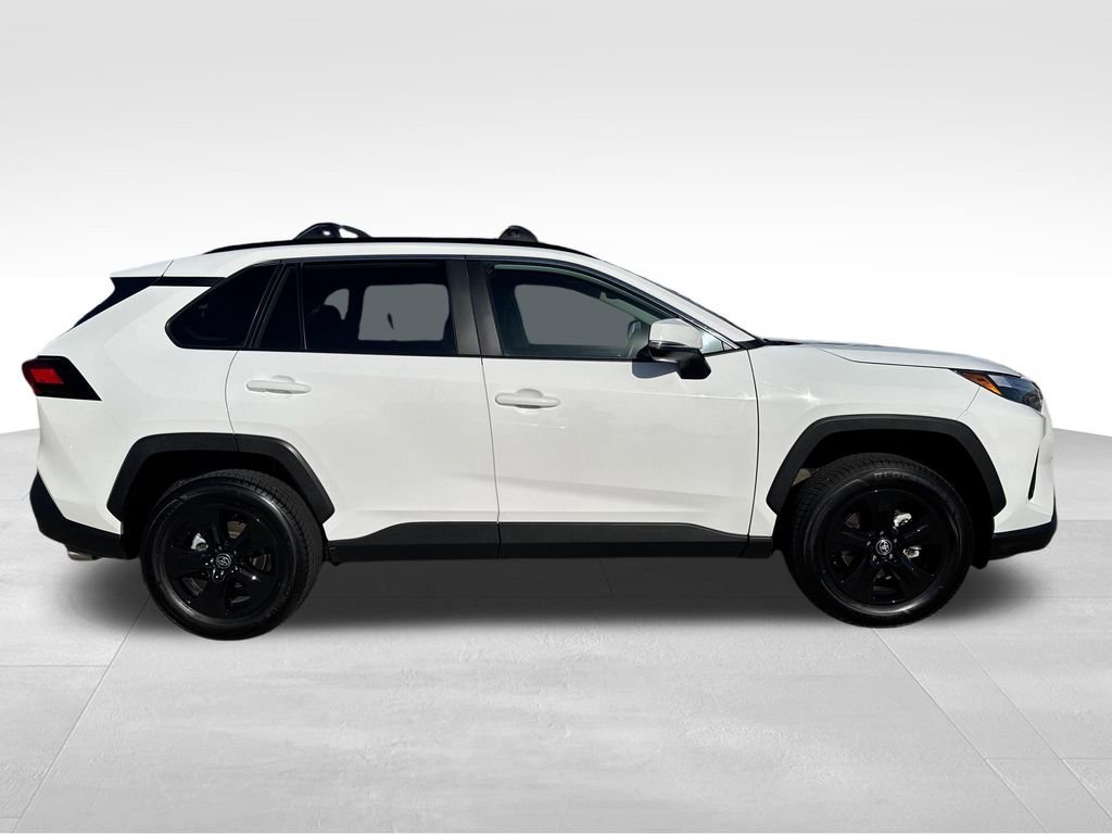 2025 Toyota RAV4 XLE - Photo 7