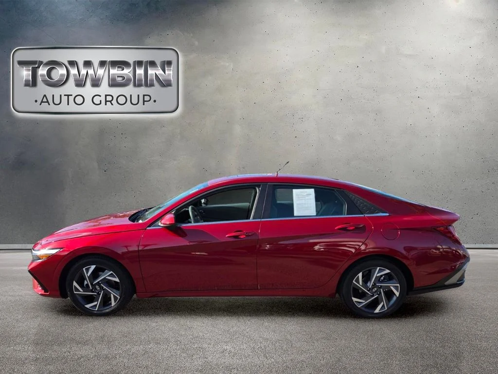 Used 2025 Red Hyundai SEL Convenience image 7