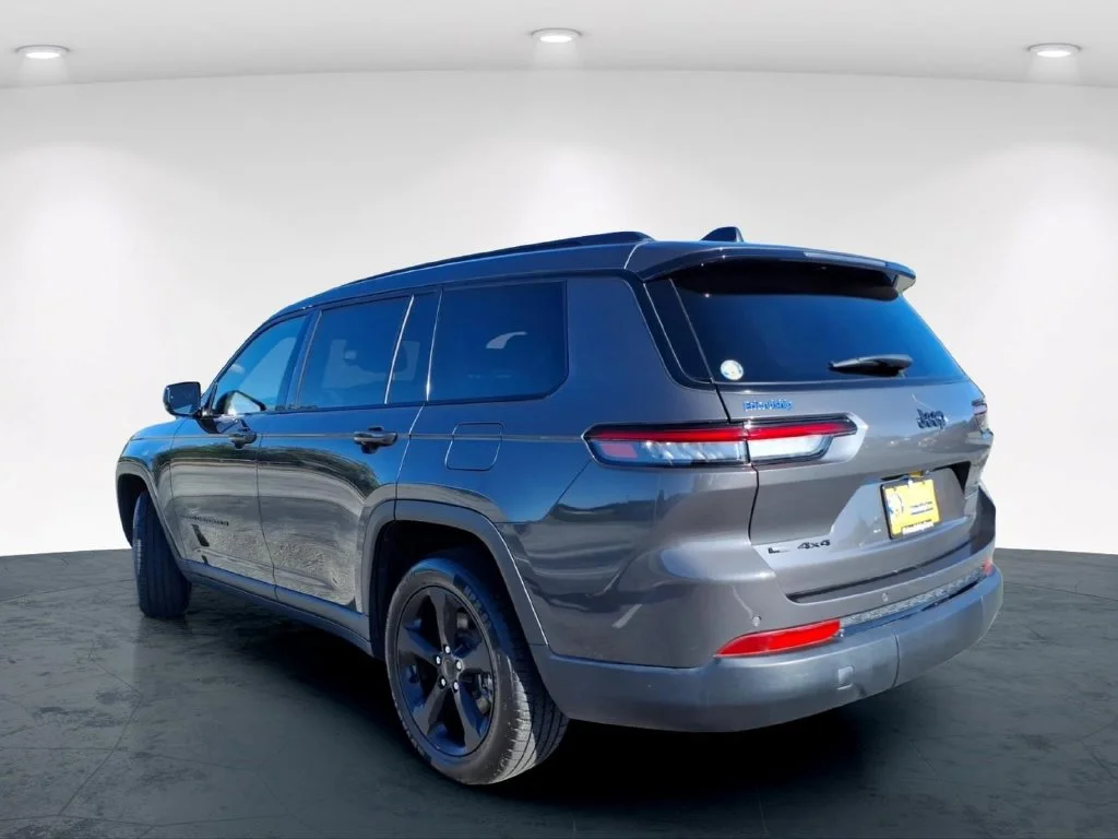 Used 2023 Gray Jeep Altitude image 13