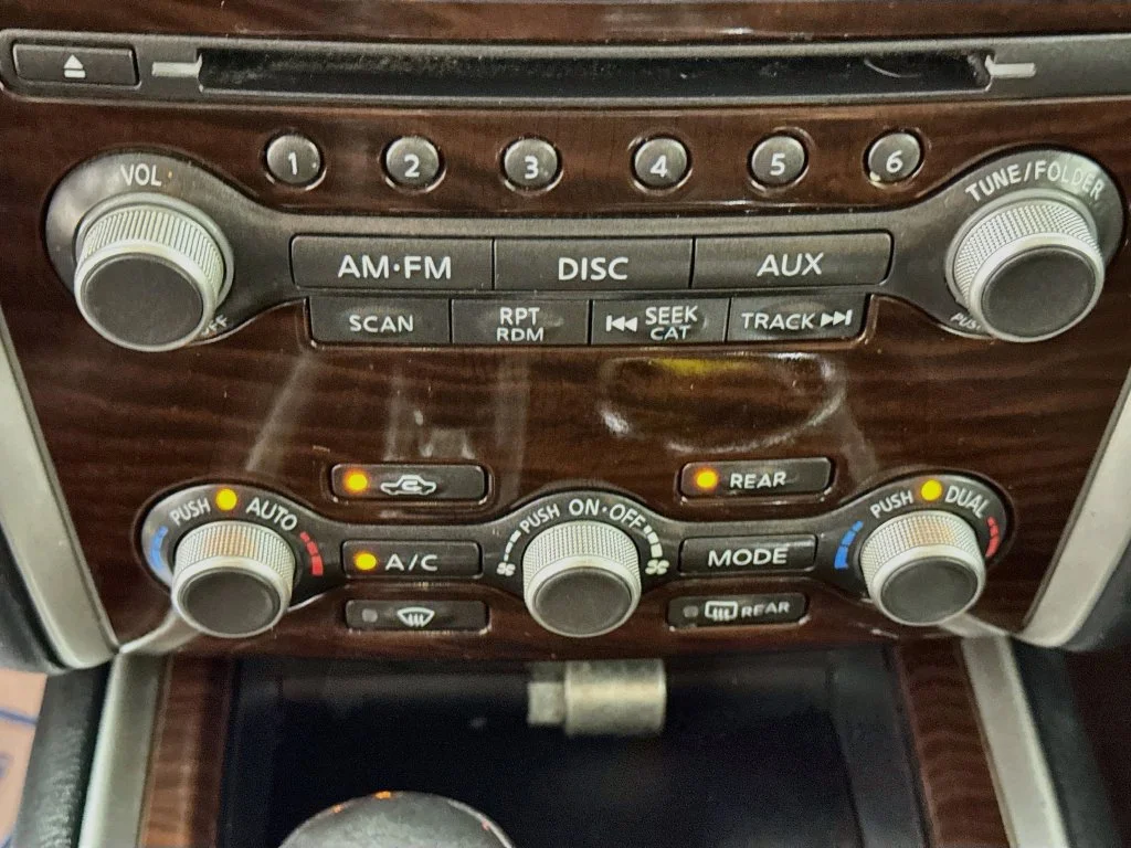 Used 2013 Dark Slate Nissan SL image 19
