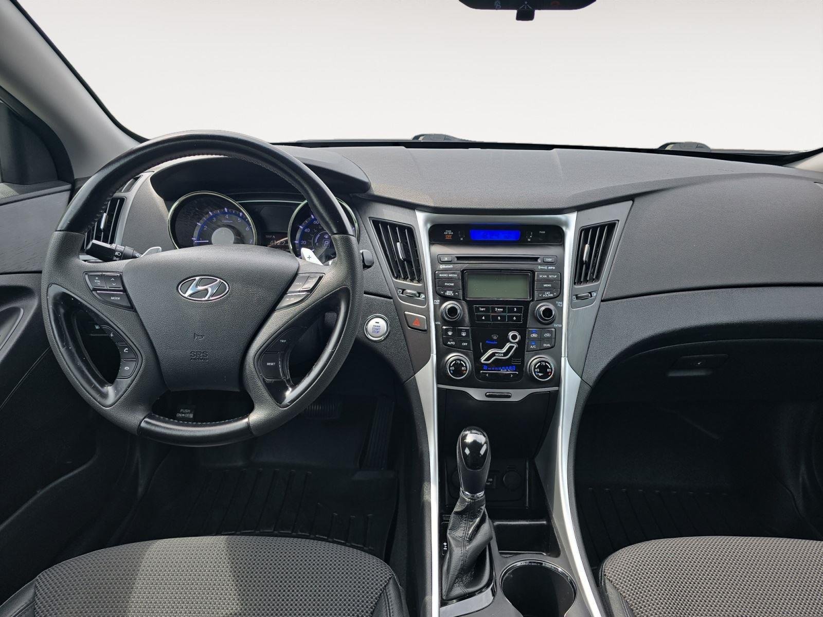 Used 2013 Shimmering White Hyundai SE image 9