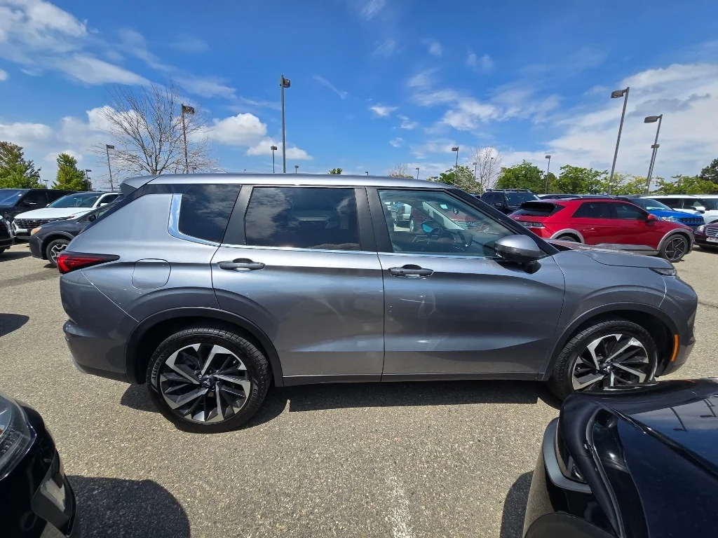 Used 2024 Gray Mitsubishi SE image 7