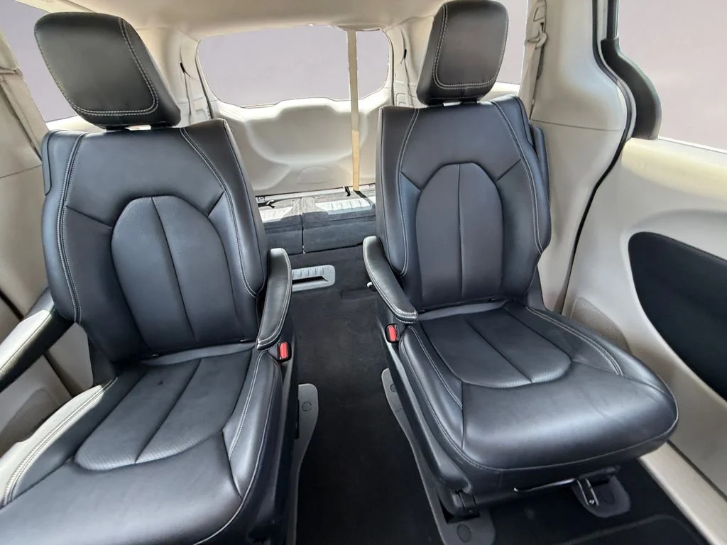 Used 2024 White Chrysler Select image 18