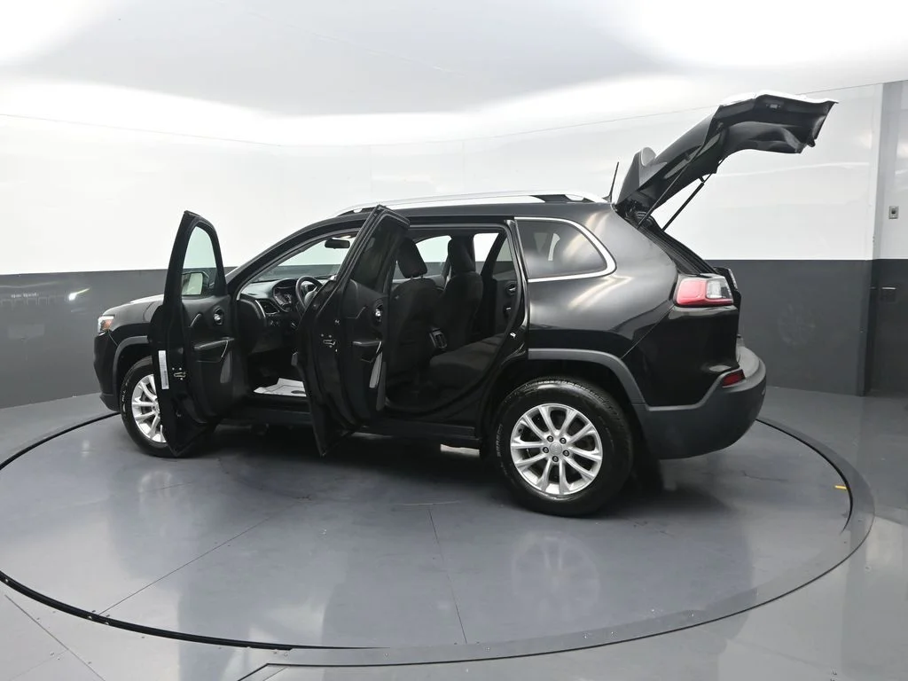 Used 2019 Black Jeep Latitude image 33