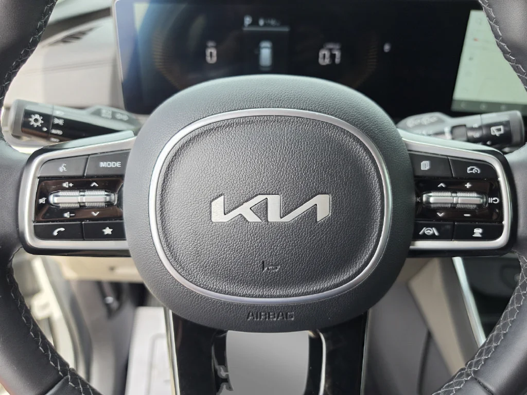 Used 2025 White Kia EX image 44