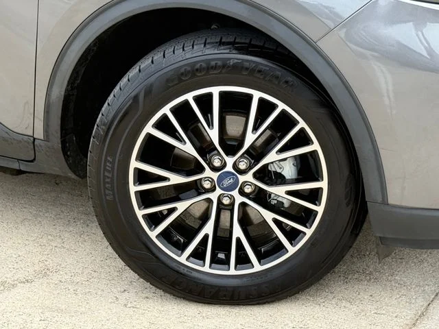 Used 2022 Gray Ford SEL image 2