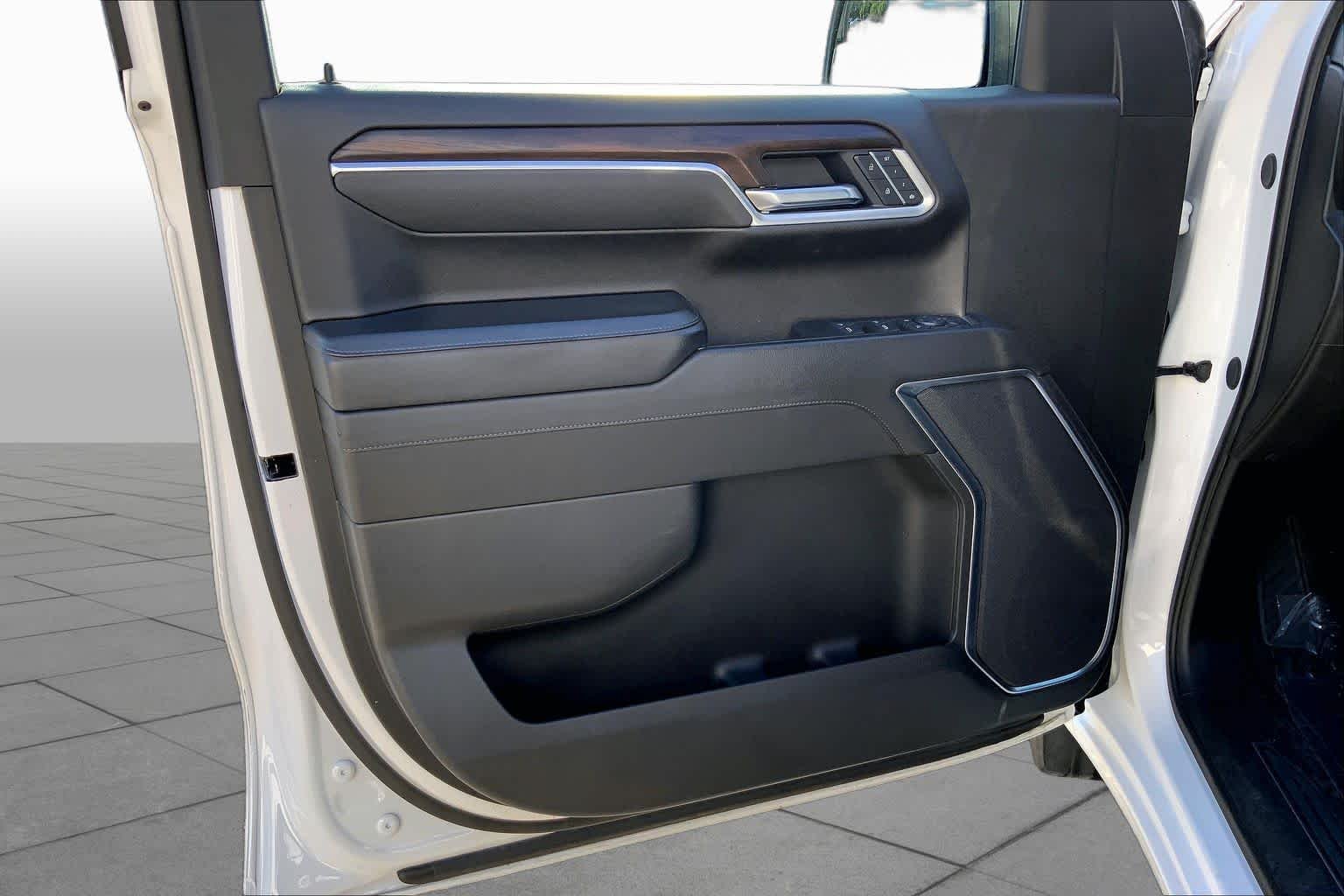 Used 2025 Summit White GMC SLT image 21