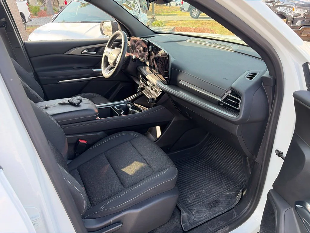 Used 2025 White Chevrolet LT image 11