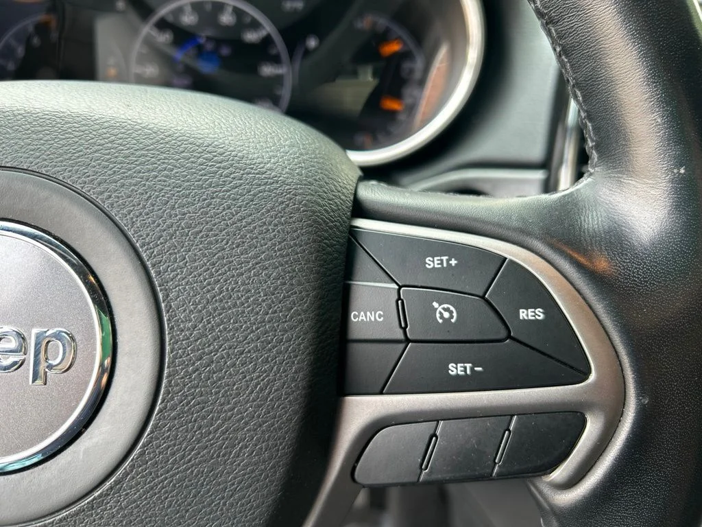Used 2022 White Jeep Limited image 22