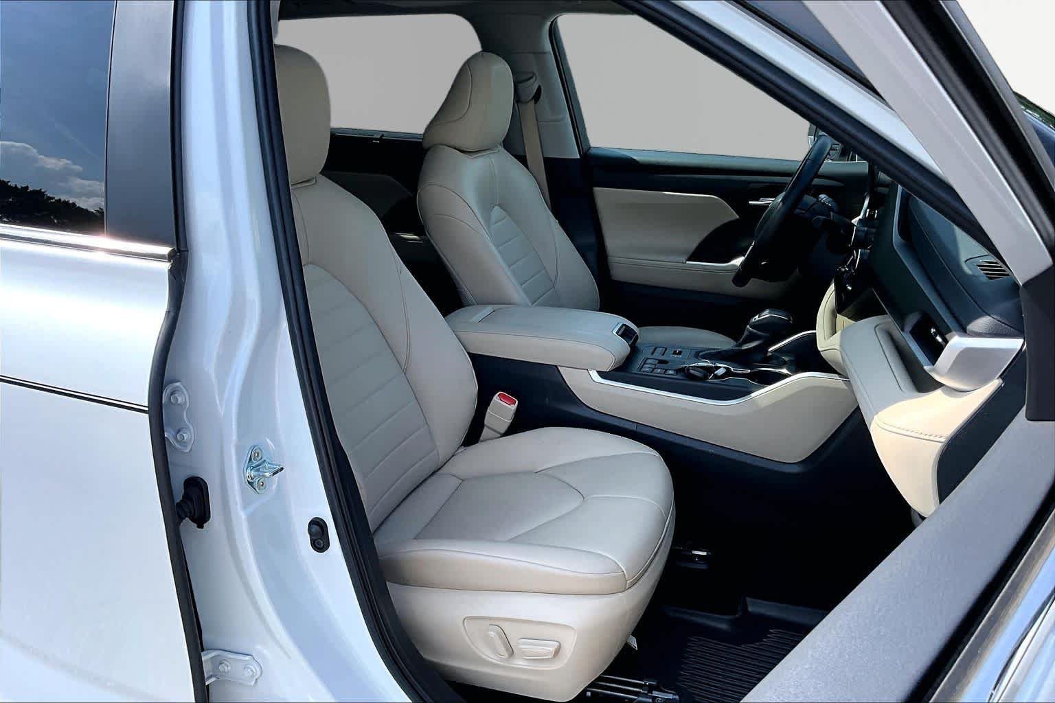 Used 2024 Wind Chill Pearl Toyota XLE image 9