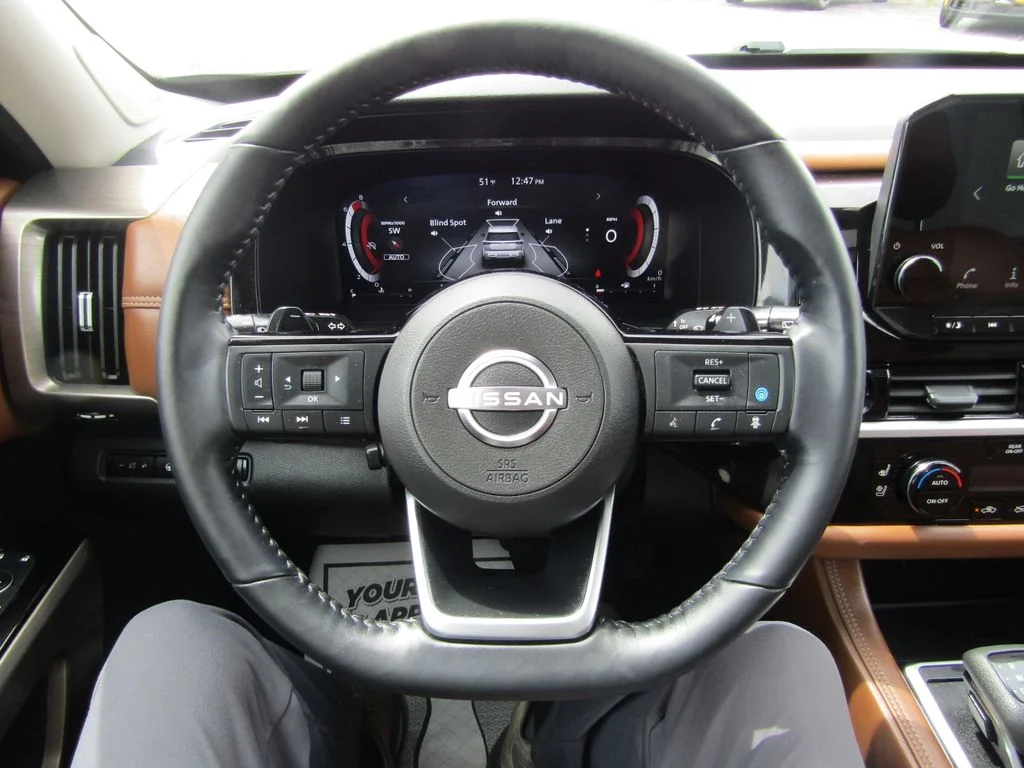 Used 2025 Obsidian Green Pearl Nissan Platinum image 16