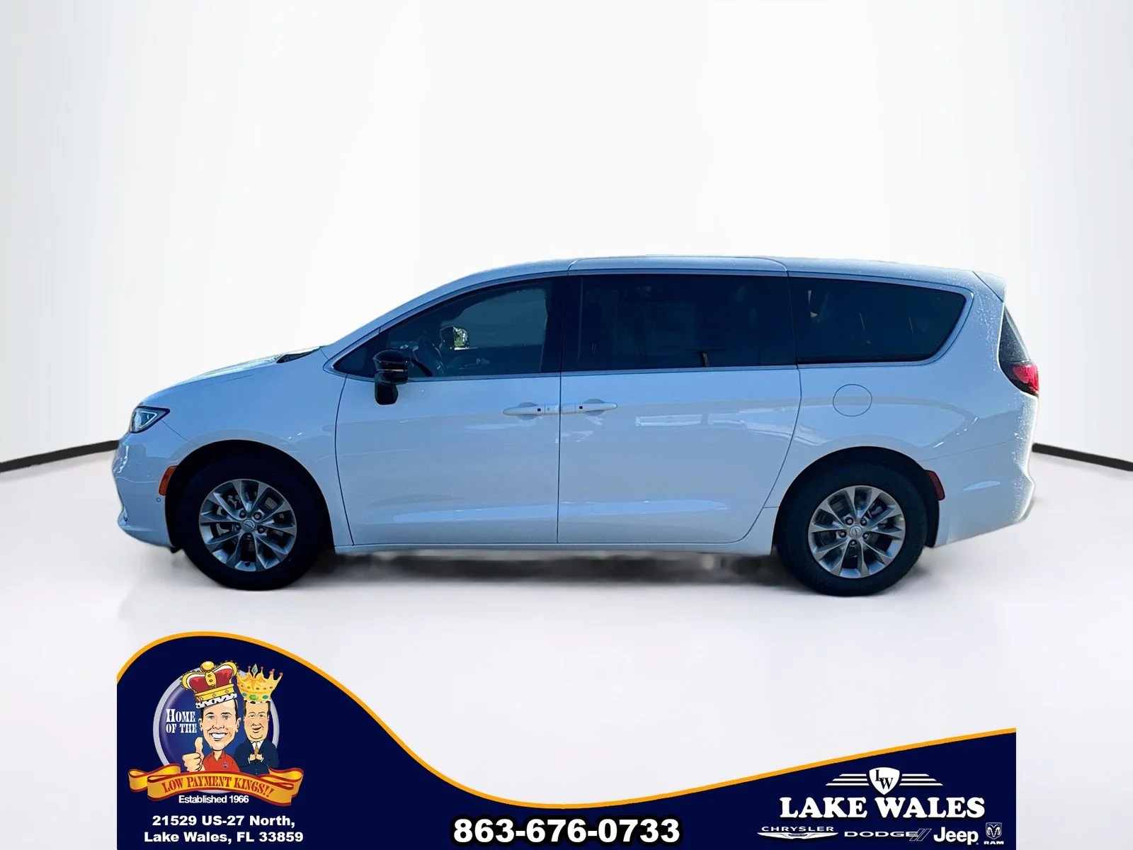 New 2026 Bright White Clear-Coat Exterior Paint Chrysler Limited image 3