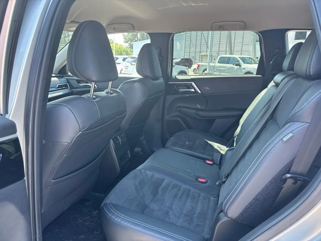 Used 2022 Silver Mitsubishi SE image 6