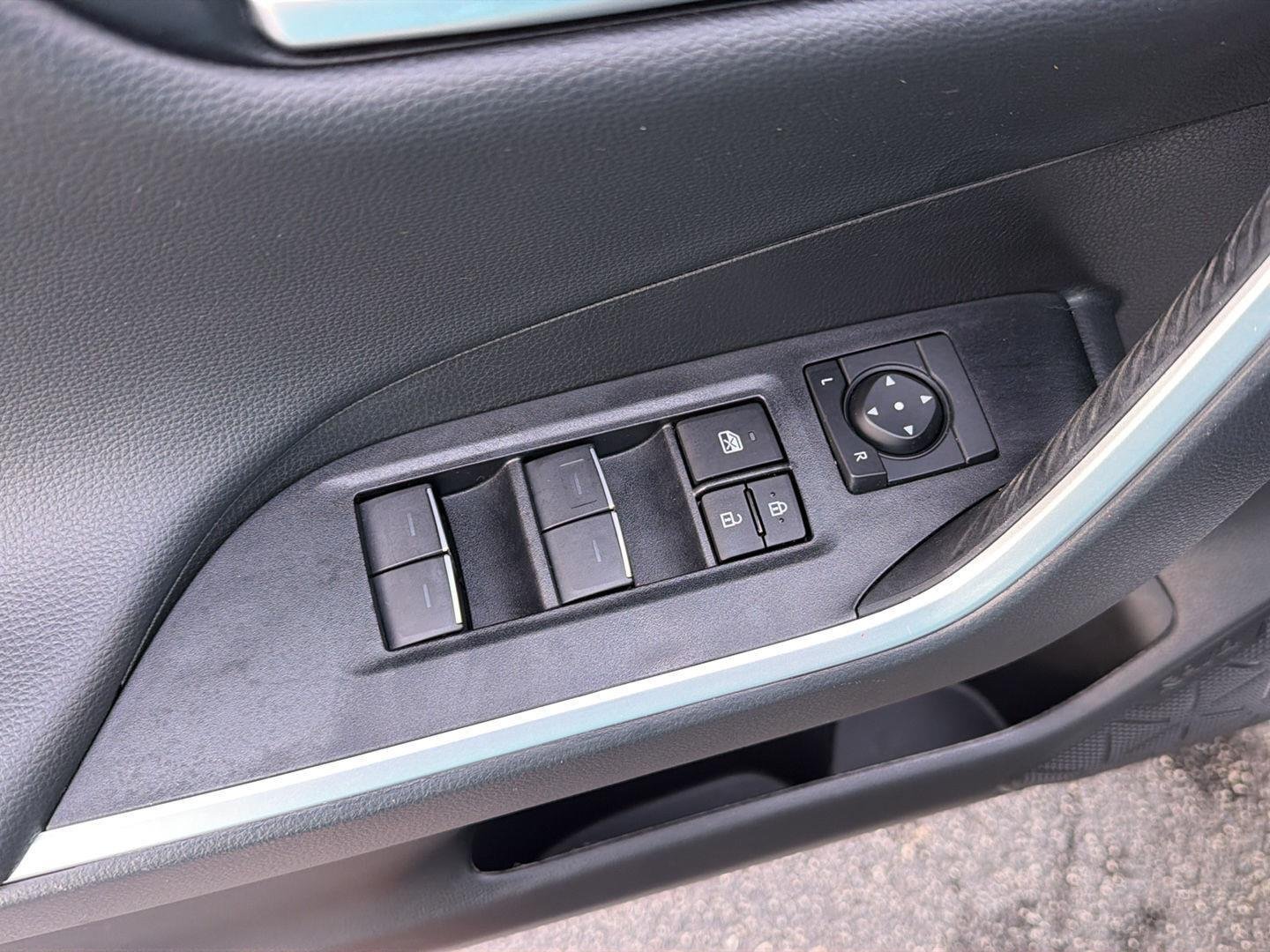 Used 2024 Wind Chill Pearl w/Midnight Black Metallic Roof Toyota Hybrid XSE image 33