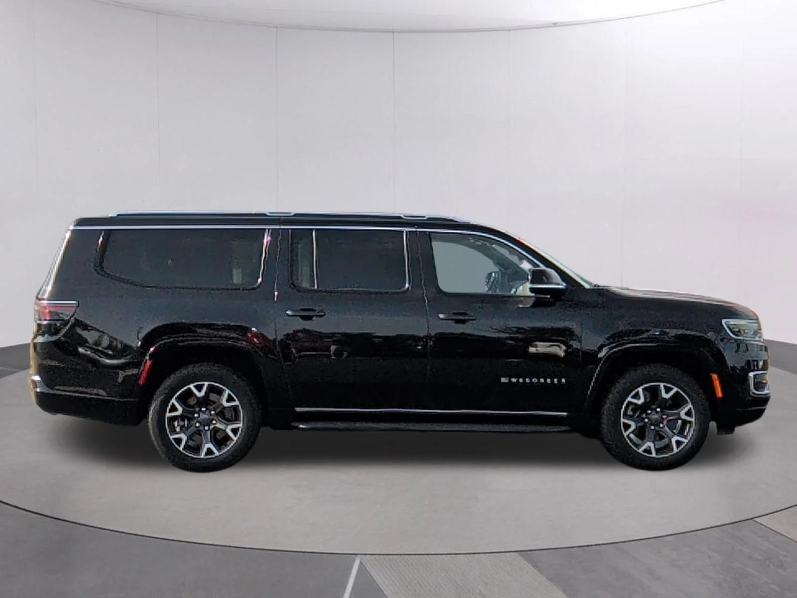Used 2024 Diamond Black Crystal Pearlcoat Jeep Series III image 6
