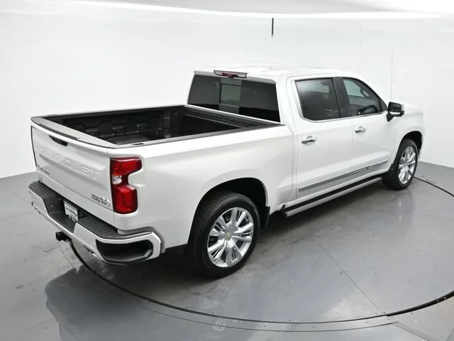 Used 2025 Iridescent Pearl Tricoat Chevrolet High Country image 39