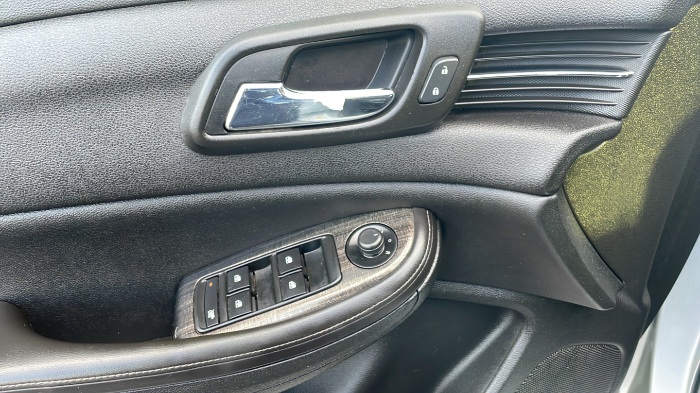 Used 2016 Silver Chevrolet LT image 14