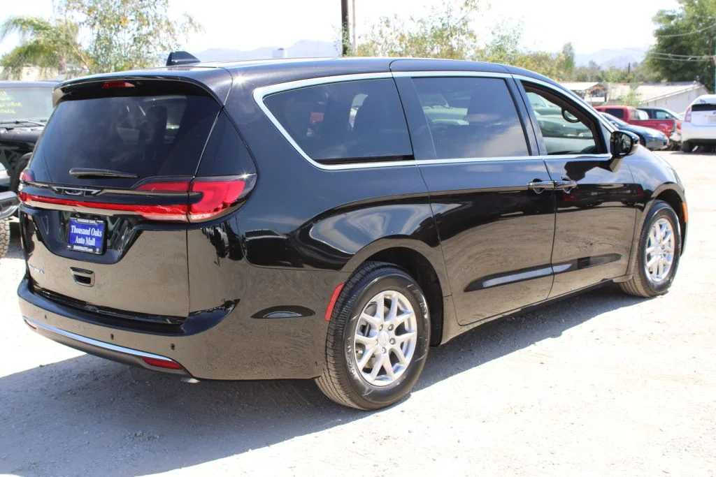 New 2027 Diamond Black Crystal Pearl-Coat Paint Chrysler Select image 4