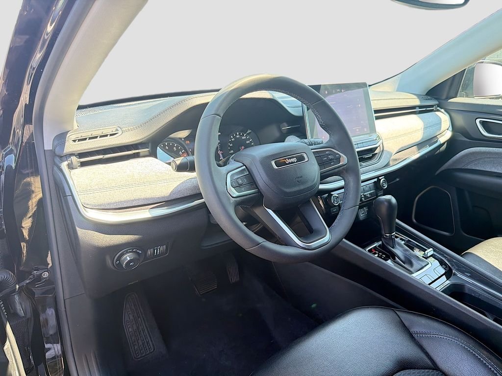 Used 2022 Diamond Black Crystal Pearlcoat Jeep Latitude image 8