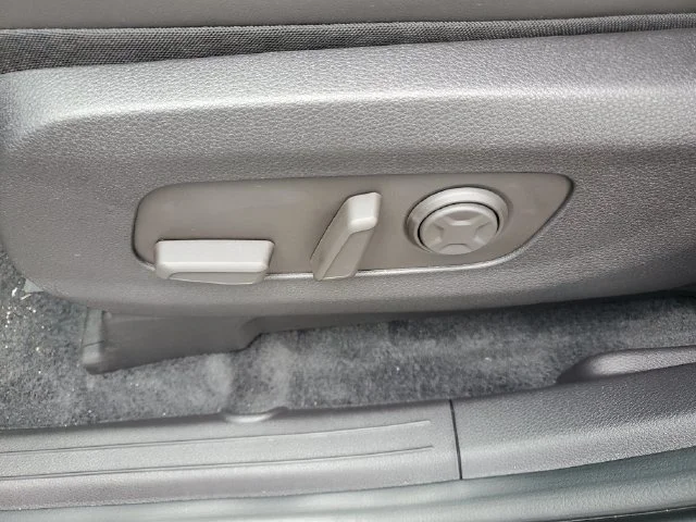 New 2027 Ivory Silver Kia EX image 15