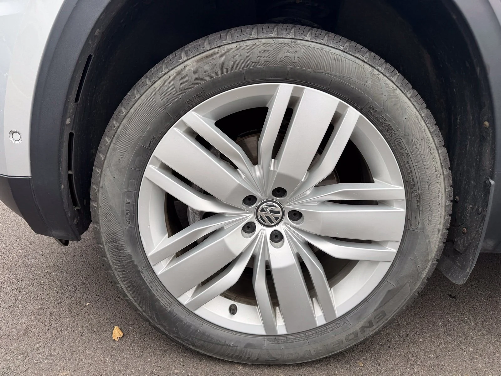 Used 2018 Silver Volkswagen SEL Premium image 9