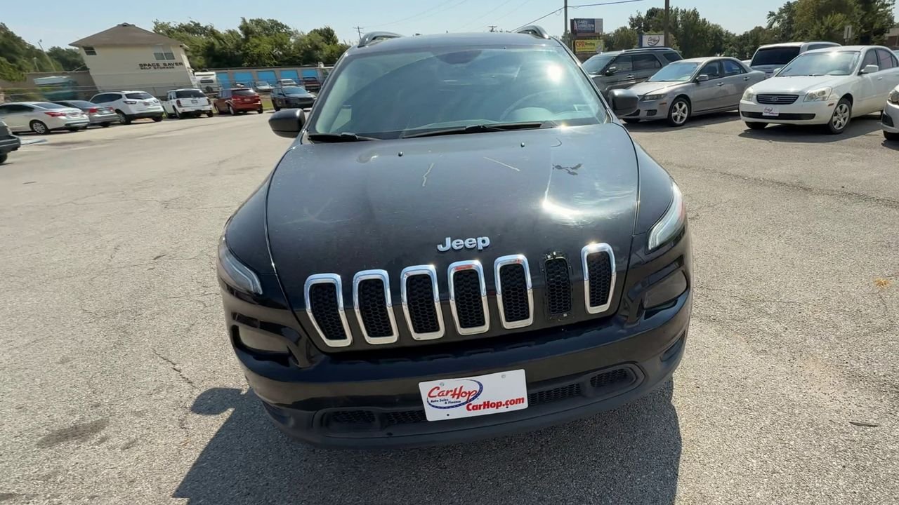 2016 Jeep Cherokee Sport photo 2