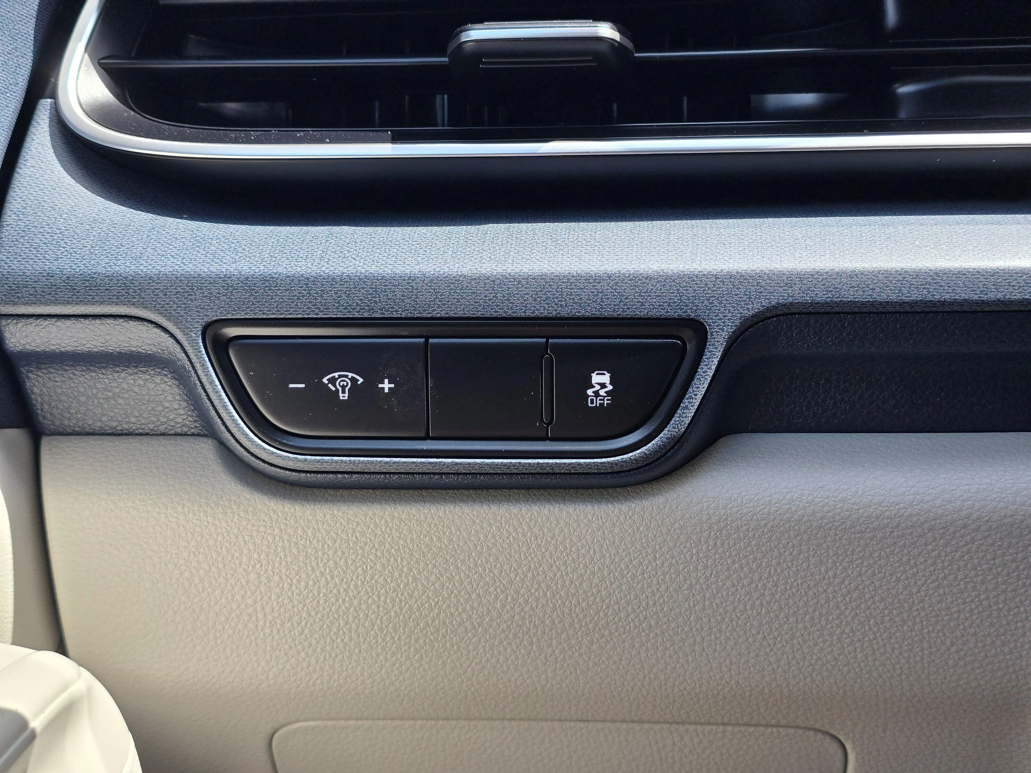 Used 2025 Ceramic White Kia SX image 17