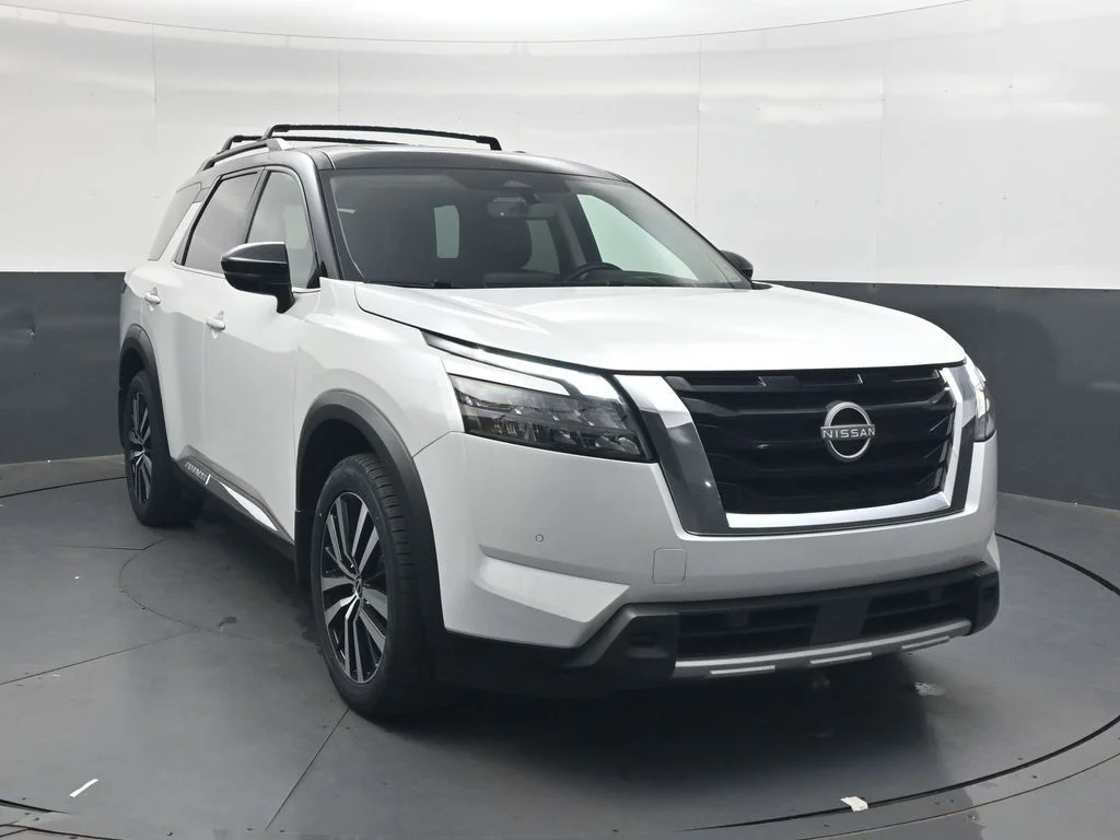 Used 2025 White Nissan Platinum image 2