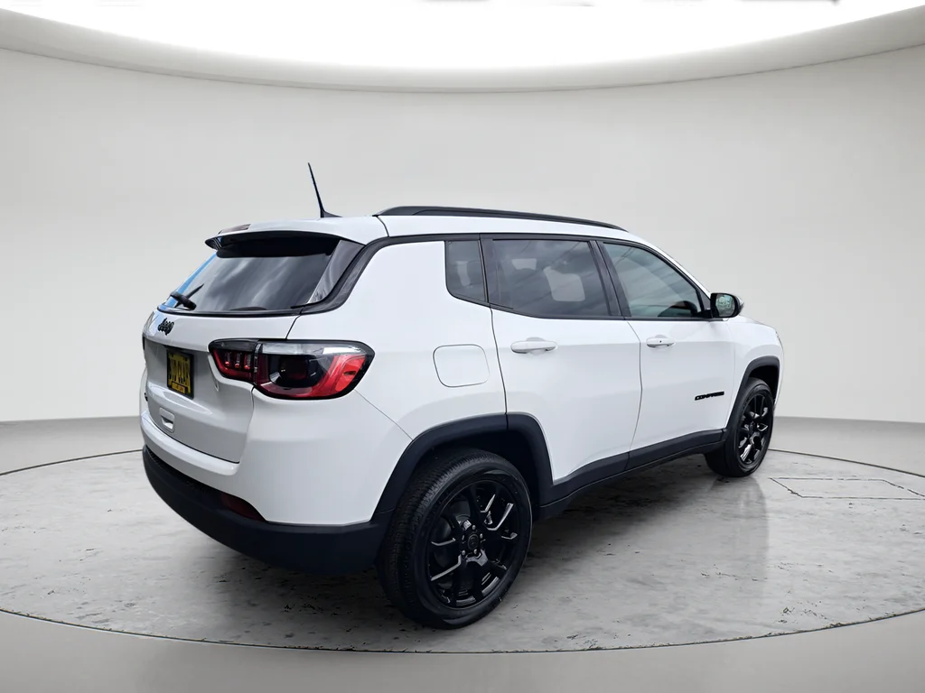 New 2026 Bright White Clear-Coat Exterior Paint Jeep Latitude image 5